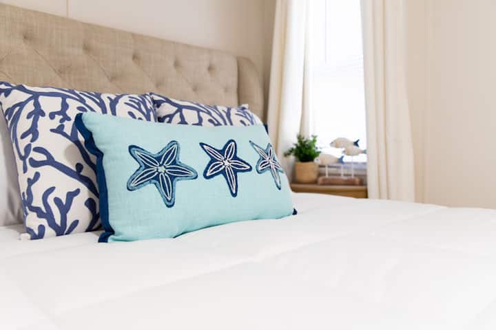 รายละเอียดที่คุณจะเห็นทั่วทั้งบ้านให้ความรู้สึกถึงชายฝั่งที่เหมาะสม