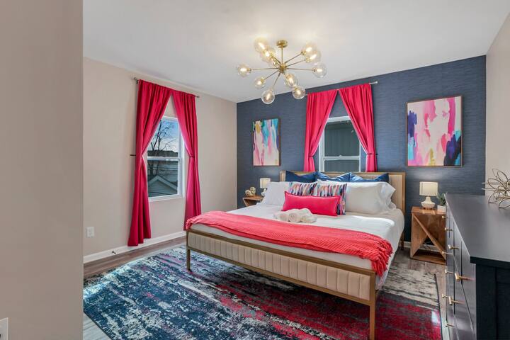 King Beds+Games | HUGE Downtown Retreat | Dogs ok gallery image 3