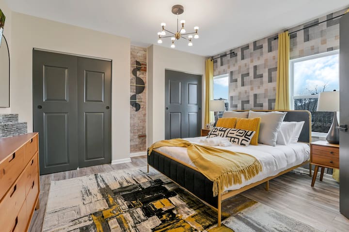 King Beds+Games | HUGE Downtown Retreat | Dogs ok gallery image 4