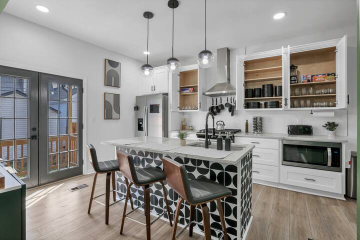 King Beds+Games | HUGE Downtown Retreat | Dogs ok gallery image 5