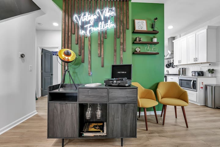 King Beds+Games | HUGE Downtown Retreat | Dogs ok