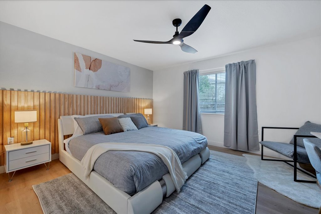 חדר השינה הראשי נאסף סביב סביבה מרגיעה ומרגיעה.