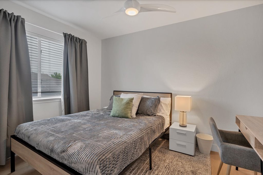 חדר השינה הכפרי הזה כולל מיטת קווין סייז בגודל 10אינץ 'עם מנורה בצד המיטה, פינת עבודה ייעודית וטלוויזיה חכמה בגודל 55אינץ '. 