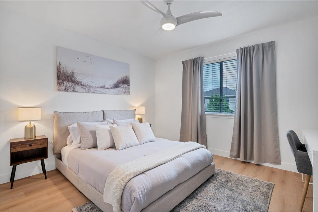 חדר שינה בהשראת אמצע המאה זה כולל מיטת קווין סייז בגודל 10אינץ 'עם מנורות צדדיות, פינת עבודה ייעודית וטלוויזיה חכמה 55 אינץ' 4k. 