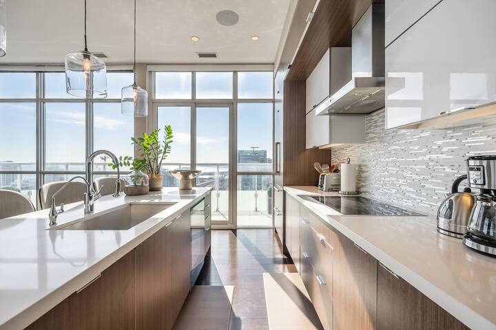 Award Winning 3BR Luxury Penthouse •Stunning Views gallery image 4