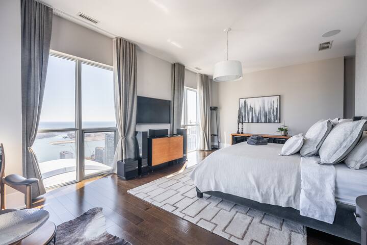 Award Winning 3BR Luxury Penthouse •Stunning Views gallery image 2