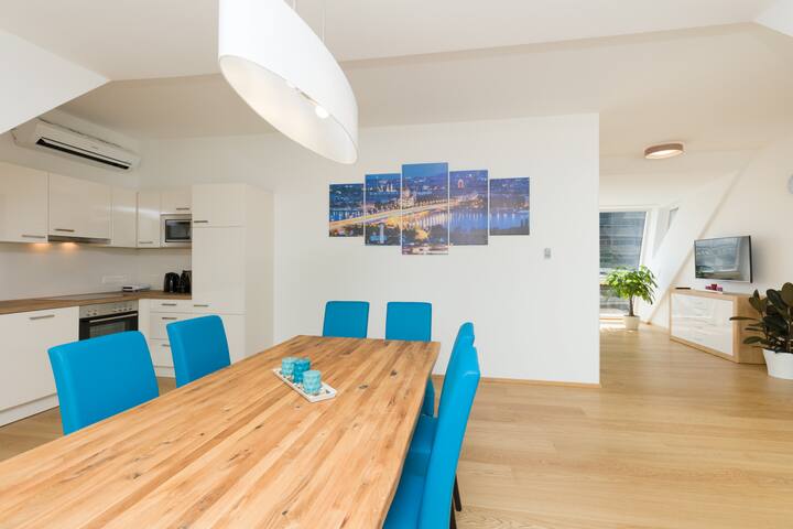 Central & Modern 3BR/3BA, Terrace & Riverside Chic gallery image 4