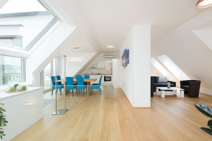 Central & Modern 3BR/3BA, Terrace & Riverside Chic