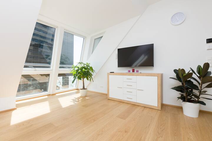 Central & Modern 3BR/3BA, Terrace & Riverside Chic gallery image 2