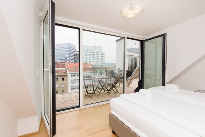 Central & Modern 3BR/3BA, Terrace & Riverside Chic gallery image 3