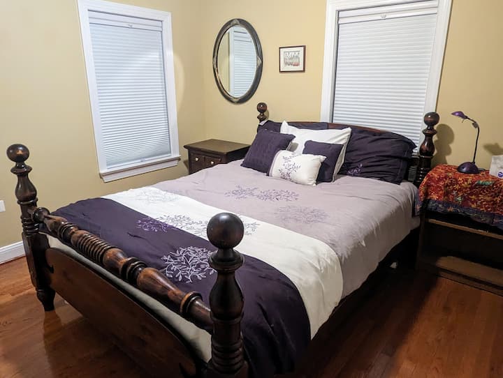 ห้องนอนที่สองพร้อมเตียงควีนไซส์