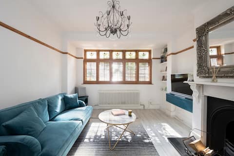 Popular Airbnb listing: Large House w/parking Sydenham,SE26 in Bromley