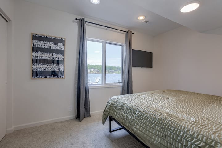 спална соба во подрум - поглед кон езерото
Брачен кревет (широк 180 - 200 