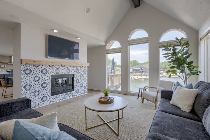 простор за живеење на главниот кат
Брачен кревет (широк 150-179 см) 