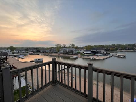 Welcome to Sandy Bottoms Lakefront Property