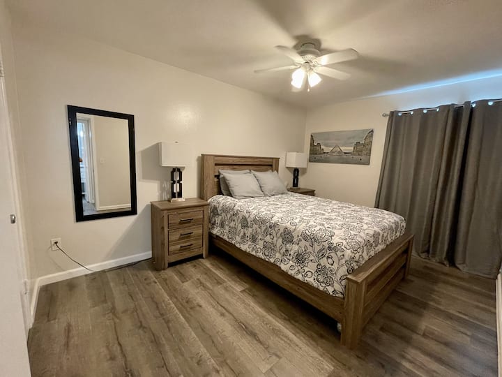 Druhá spálňa má manželskú posteľ a šatník