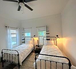 Chumba cha kulala cha pili kiko tayari kwa watoto chenye nafasi kubwa.