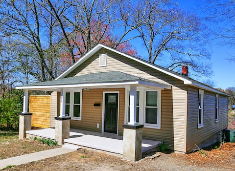 3BR Lincolnton Stay • Walk to Shops & Dining