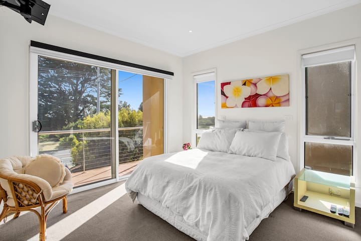 Chumba cha kulala kilicho na dirisha kubwa na mwonekano wa bustani