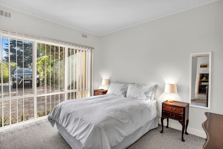 Chumba cha kulala kilicho na dirisha kubwa na mwonekano wa bustani