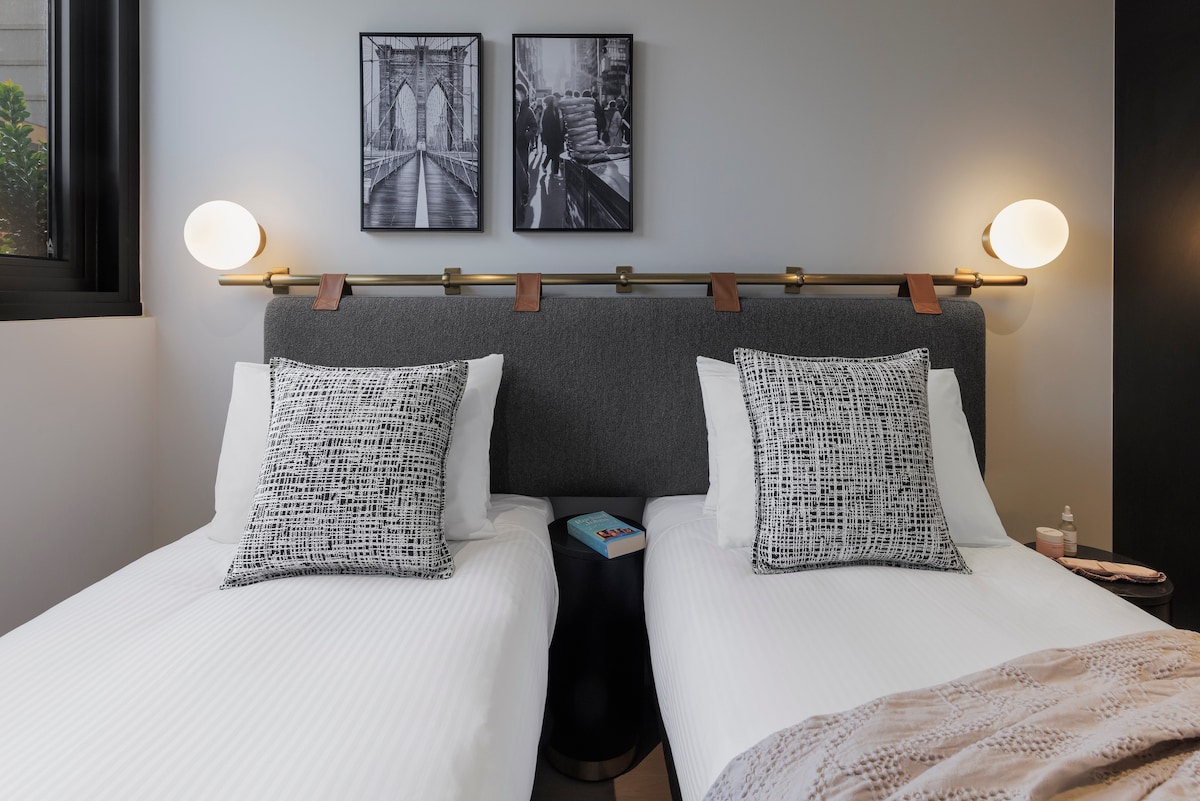 V čase rezervácie je možné dohodnúť samostatné postele, inak bude k dispozícii manželská posteľ King alebo Queen. 