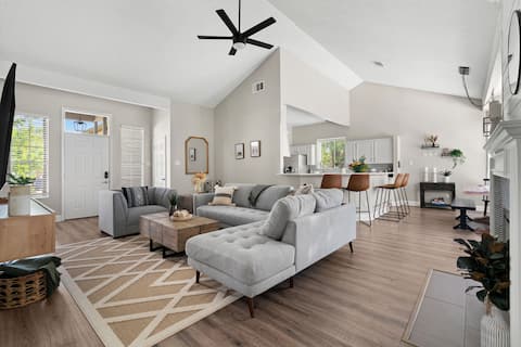 Luxury Home, 10 min to Domain, Private Backyard