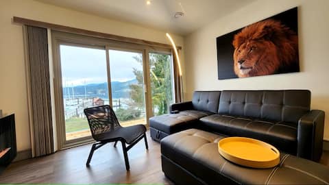 Breathtaking 5 Bedroom Waterfront Marina Paradise!