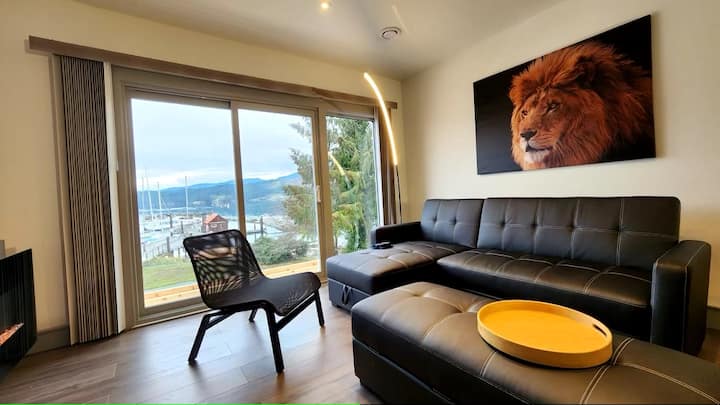 Breathtaking 5 Bedroom Waterfront Marina Paradise!