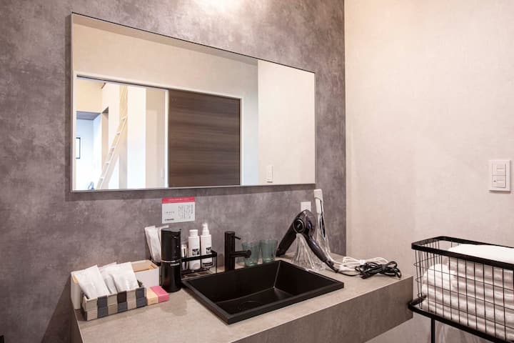 洗面。基本的なアメニティの他、ハンドソープのオートディスペンサーやRefa製のドライヤー、ヘアアイロンなど便利でハイクオリティな備品をご用意しております。
