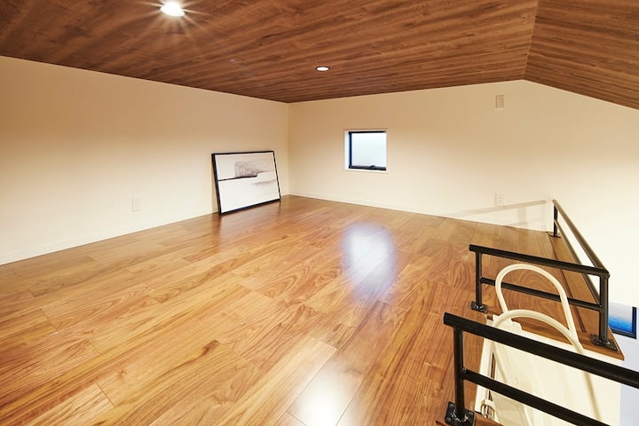 ロフト。3名様以上でご宿泊の場合、こちらにマットレスとお布団をご用意させていただきます。最大5名様でご宿泊可能です。

