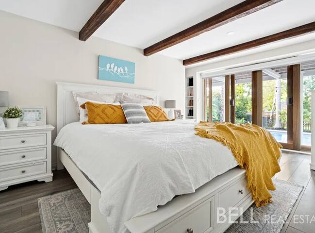 Modern poolside retreat gallery image 5