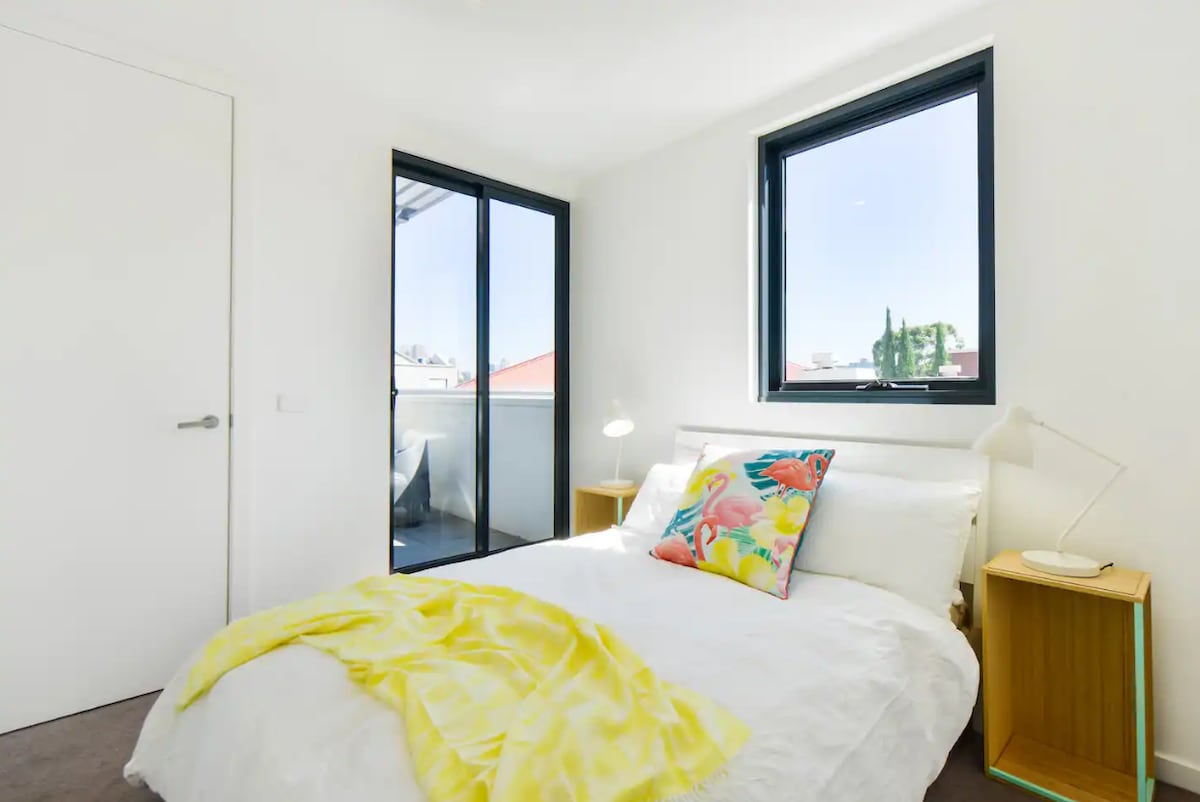 Dhoma e gjumit është e kompletuar me një krevat dopio "queen", një dritare, gardërobë për ruajtje dhe hyrje në ballkonin privat