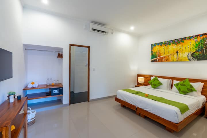 Relaksohu në shenjtëroren tënde private me ambient qetësues dhe ndriçim të butë.