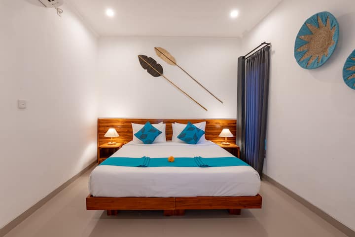 Tërhiqu në shenjtëroren tënde private me një krevat dopio "king".  