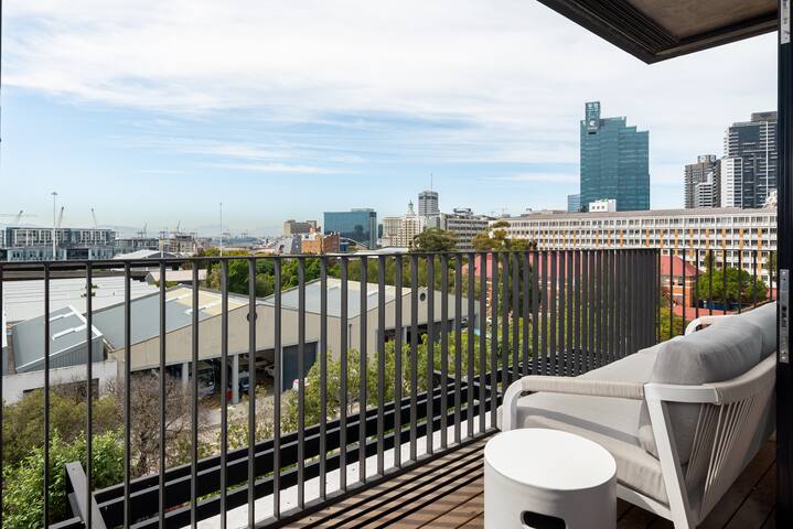 Trendy Central City Apartment | No Loadshedding gallery image 2