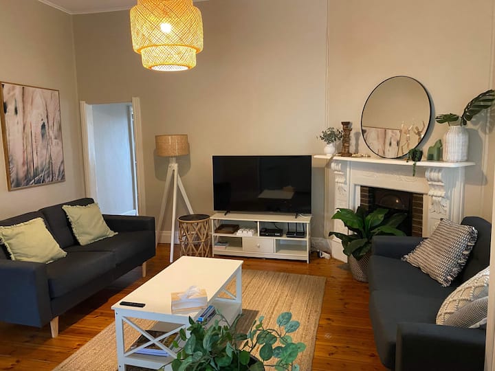 Hillside Haven Cottage Pet Friendly- Sleeps 1-6 - Broken Hill