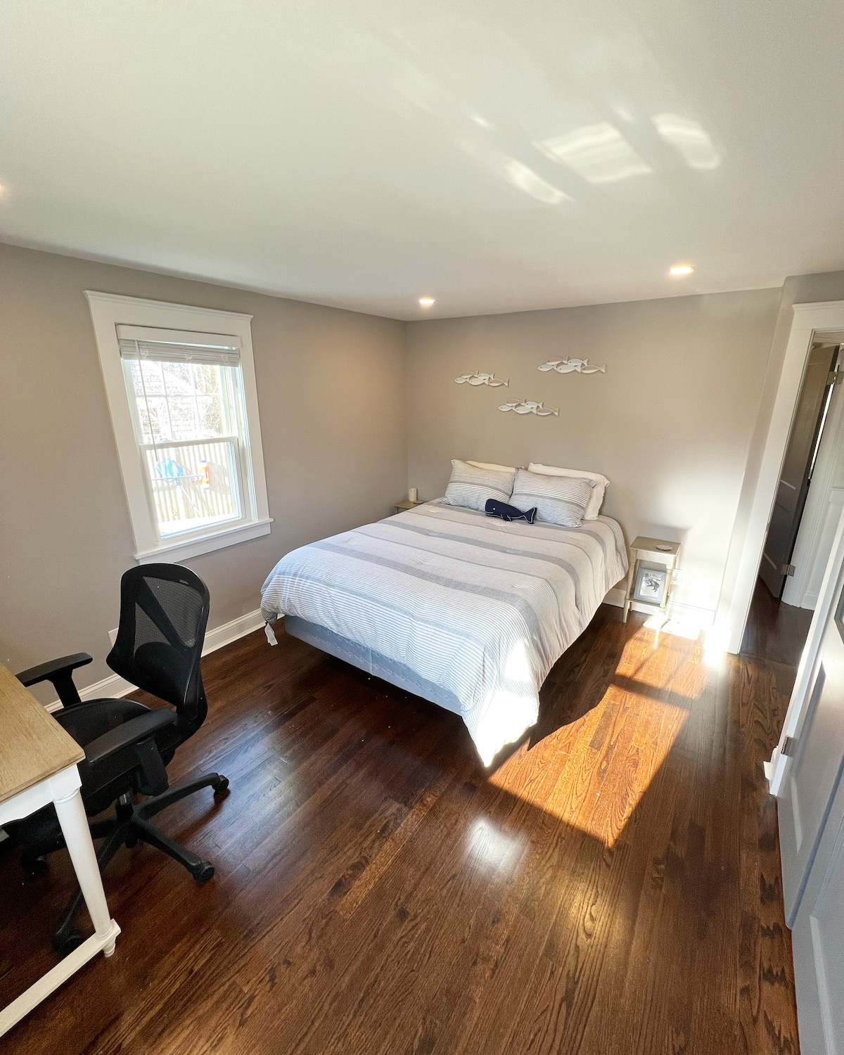 Spálňa s manželskou posteľou č.4 na prízemí s písacím stolom a šatníkom. 