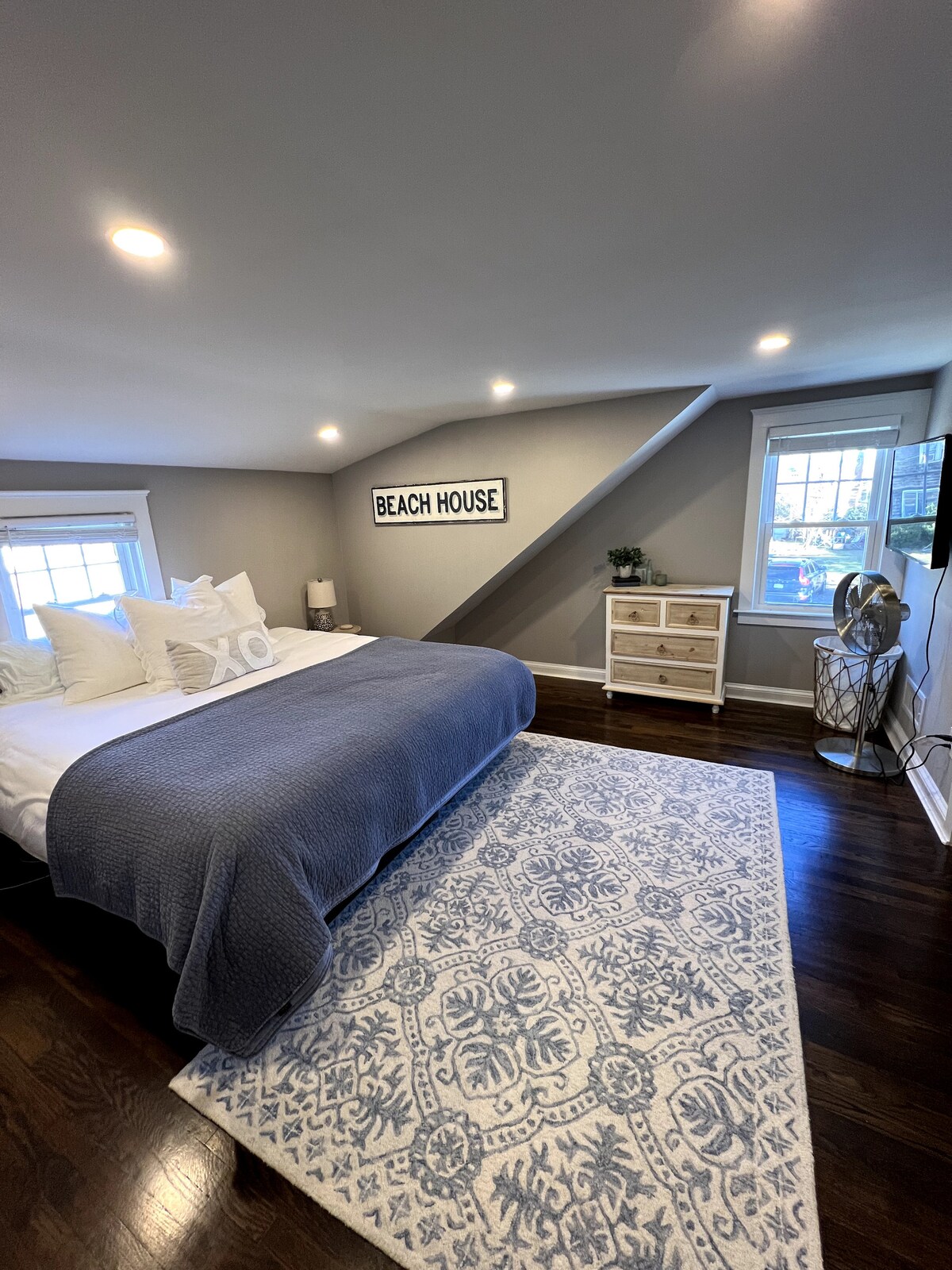 Spálňa na poschodí č.1. Primárna spálňa s manželskou posteľou King, šatníkom a komodou. 