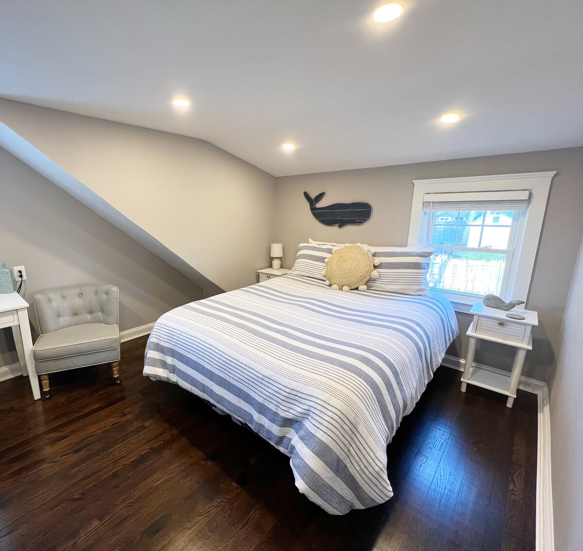 Spálňa na poschodí č.2. Manželská posteľ so šatníkom a písacím stolom.