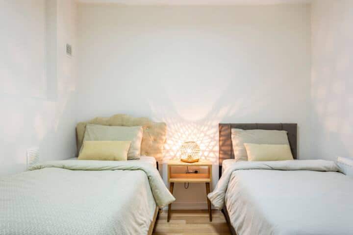 Slaapkamer 6 met 2 één persoons bedden