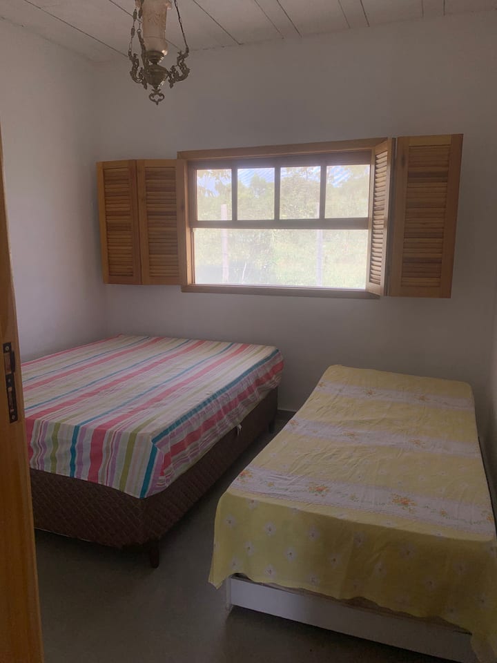 Chumba cha kulala chenye kitanda 1 cha watu wawili na kitanda 1 cha mtu mmoja 