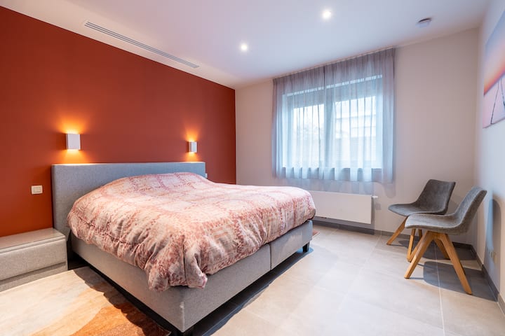 In deze ruime slaapkamer bevindt zich een comfortabel tweepersoonsbed, 1m80 breedte. In de kast bevinden zich extra dekens, hoofdkussens, bedlinnen voor alle bedden... De grote slaapkamer bevindt zich achteraan de woning. Het is hier muisstil. 
