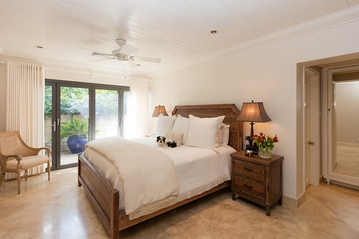 חדר שינה שמאלי - הבית הראשי.