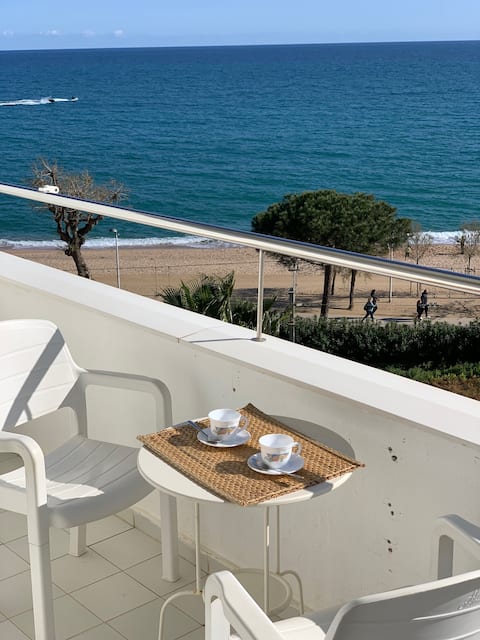 Beachfront apartment n/Barcelona. Seaview. 1linea.