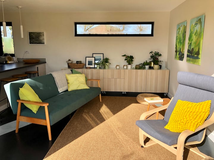 تغمر شمس الصباح منطقة المعيشة.
