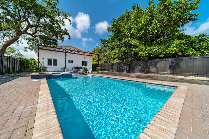 *Pool Boutique ! 4bd | 2ba