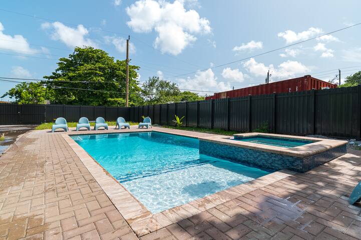 *Pool Boutique ! 4bd | 2ba gallery image 3