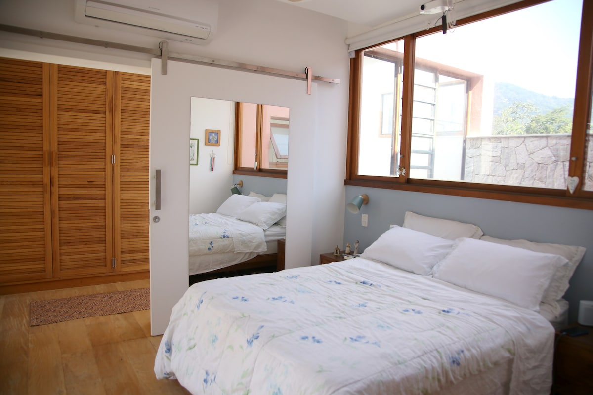 Апартамент с проектор на тавана - кино в леглото!