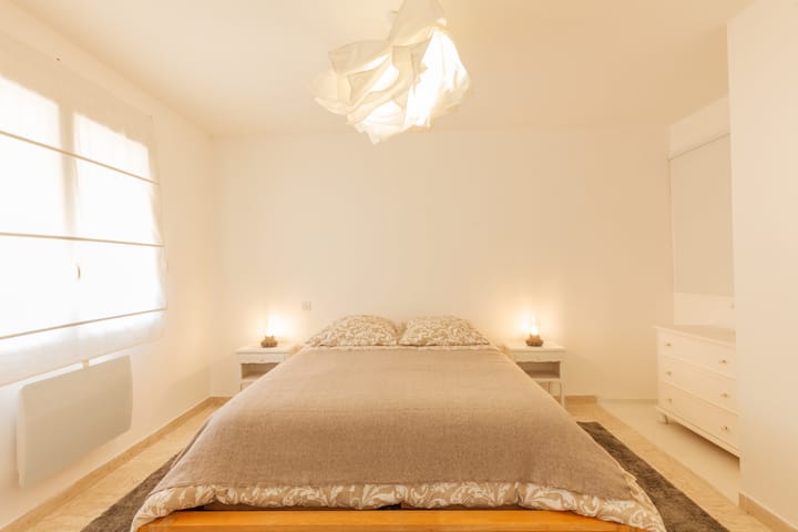 Vrlo čista spavaća soba ima krevet s kvalitetnom posteljinom, dovoljno prostora za odlaganje (ormar, komoda) i električni sjenilo.