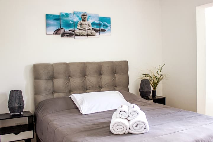 マスターベッドルームには、予備の枕を備えた快適なマットレスがあります。 コットンリネン、タオル、ハンガー。  ドレッシングルームとドレッサー付きクローゼットがあり、ハンガー付きの吊り下げ場所があります。遮光カーテン